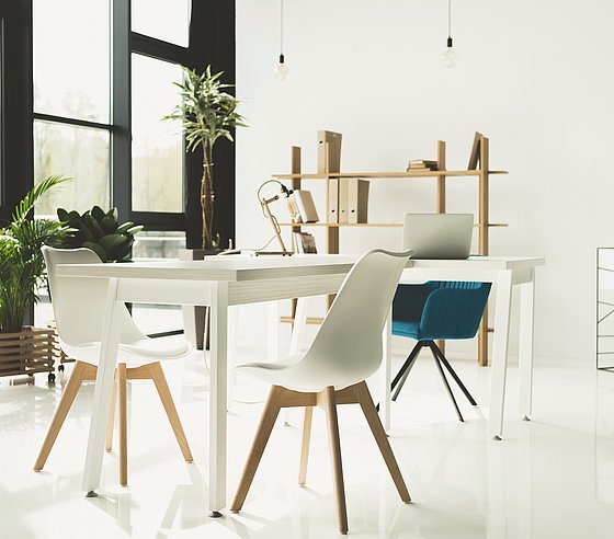 Tisch mit Stühlen in minimalistisch eingerichtetem Raum